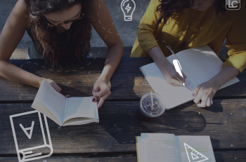 due ragazze che scrivono in un quaderno