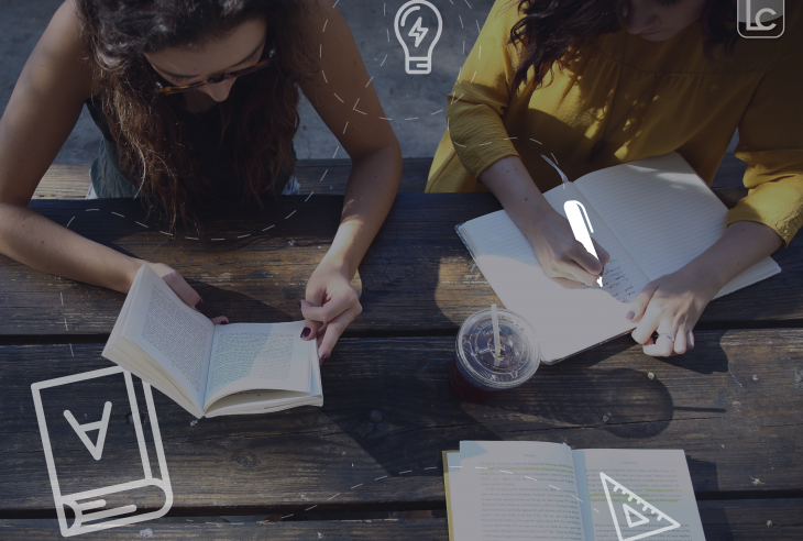 due ragazze che scrivono in un quaderno