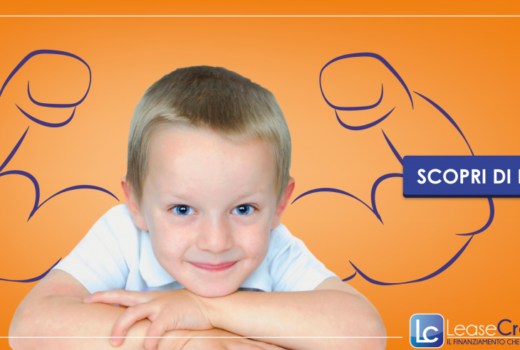 bambino con i muscoli