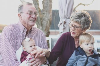 due persone adulte e due neonati