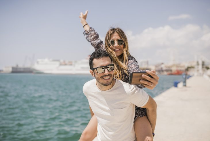 uomo e donna felici