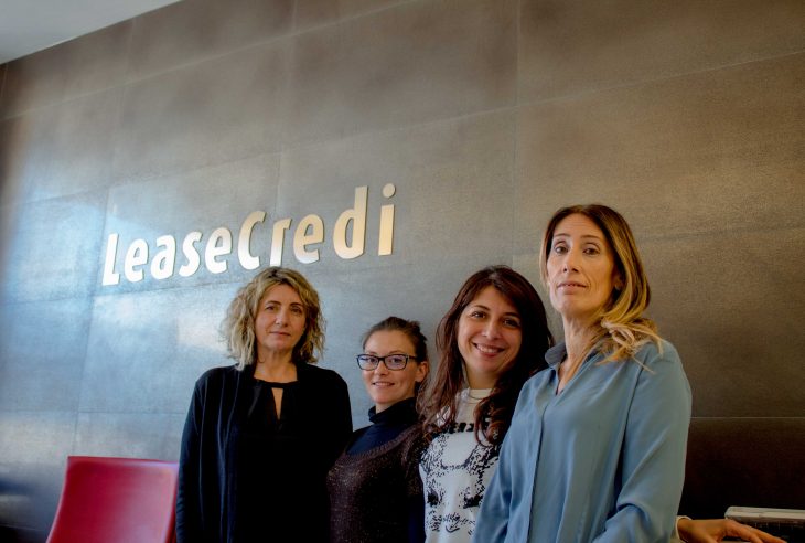 4 donne in un ufficio