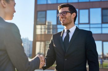 uomo che da la mano ad un altro