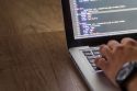 mani che lavorano al pc