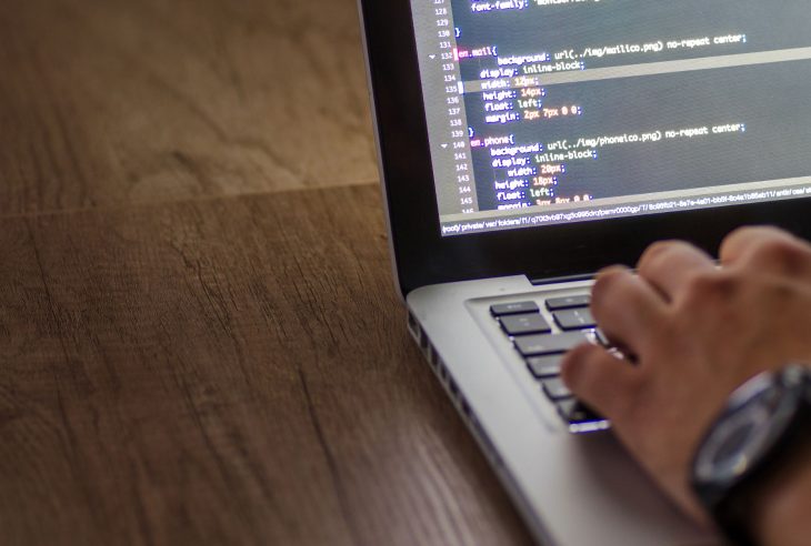 mani che lavorano al pc