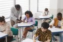una classe con persone che studiano