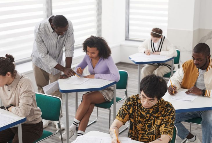 una classe con persone che studiano