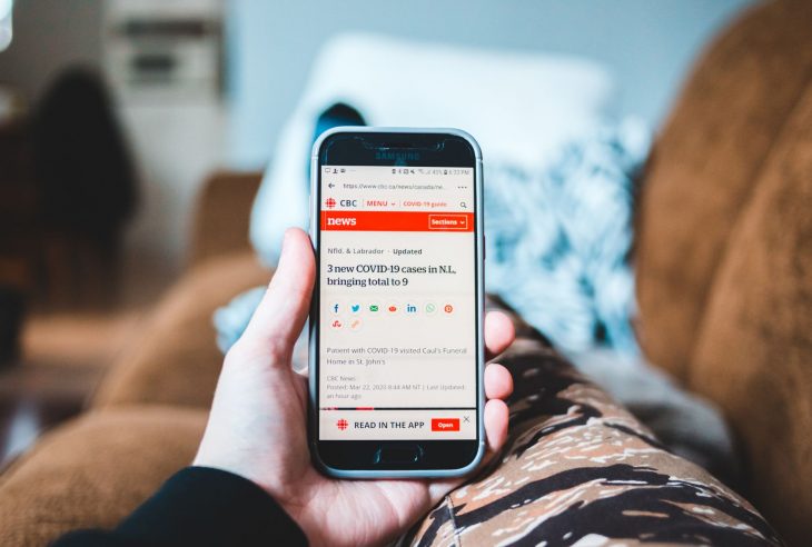 una persona con il telefono in mano